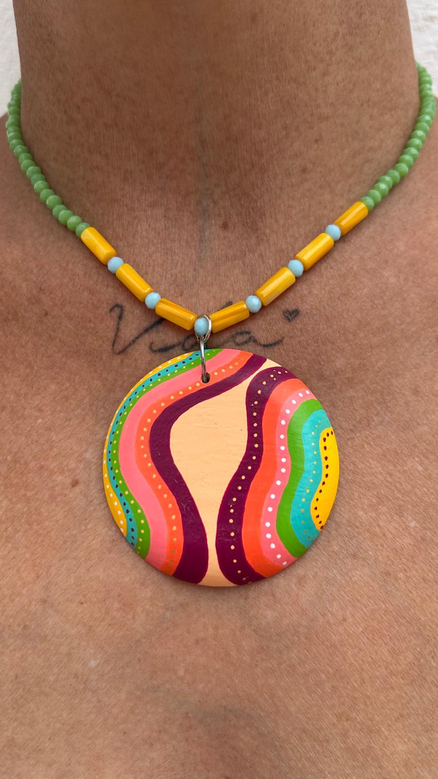 Collar medallón olas