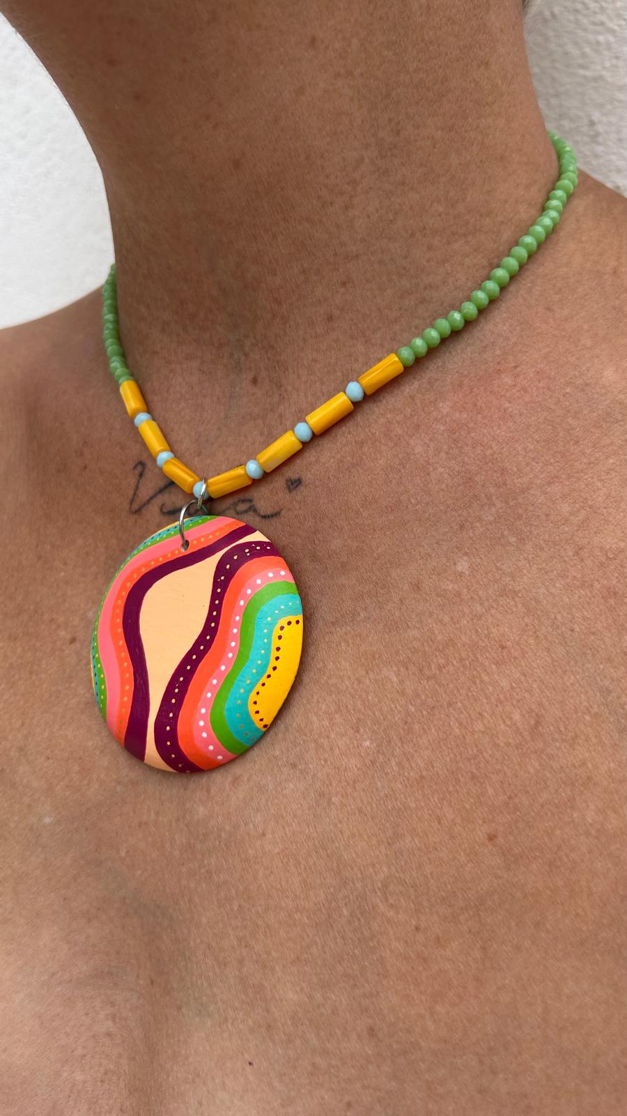 Collar medallón olas