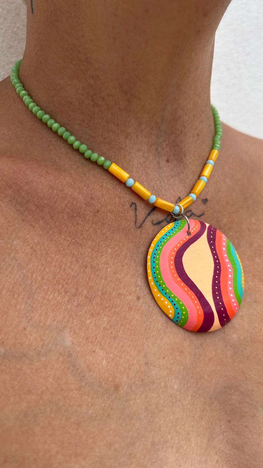 Collar medallón olas