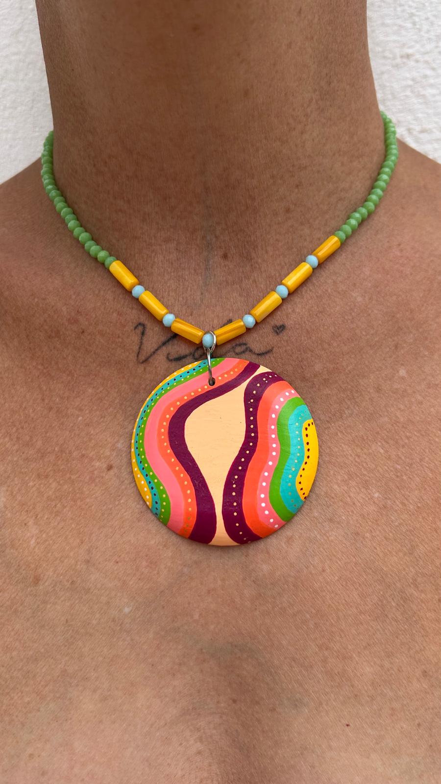 Collar medallón olas