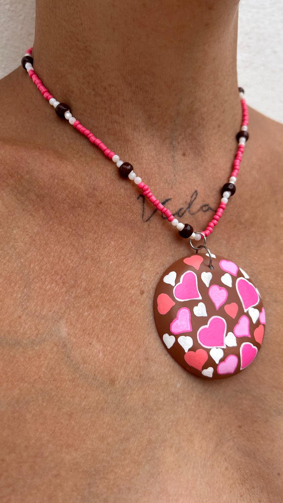 Collar Medallón corazones rosas