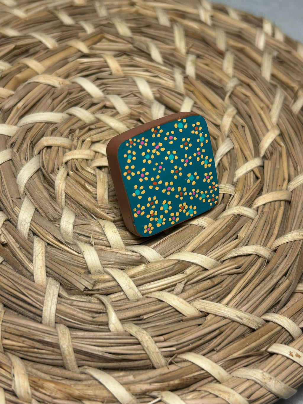 Anillo cuadrado azul floral