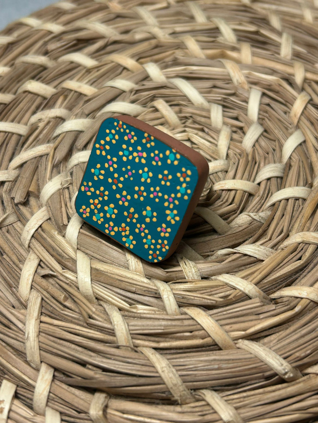 Anillo cuadrado azul floral