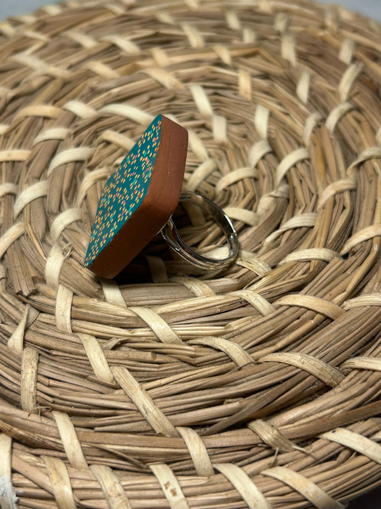 Anillo cuadrado azul floral