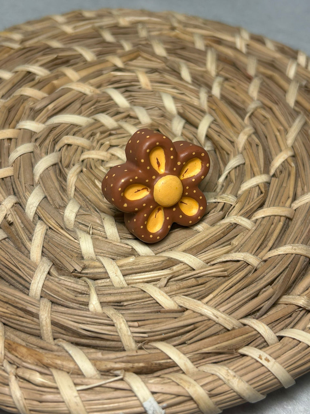 Anillo flor marrón y amarilla