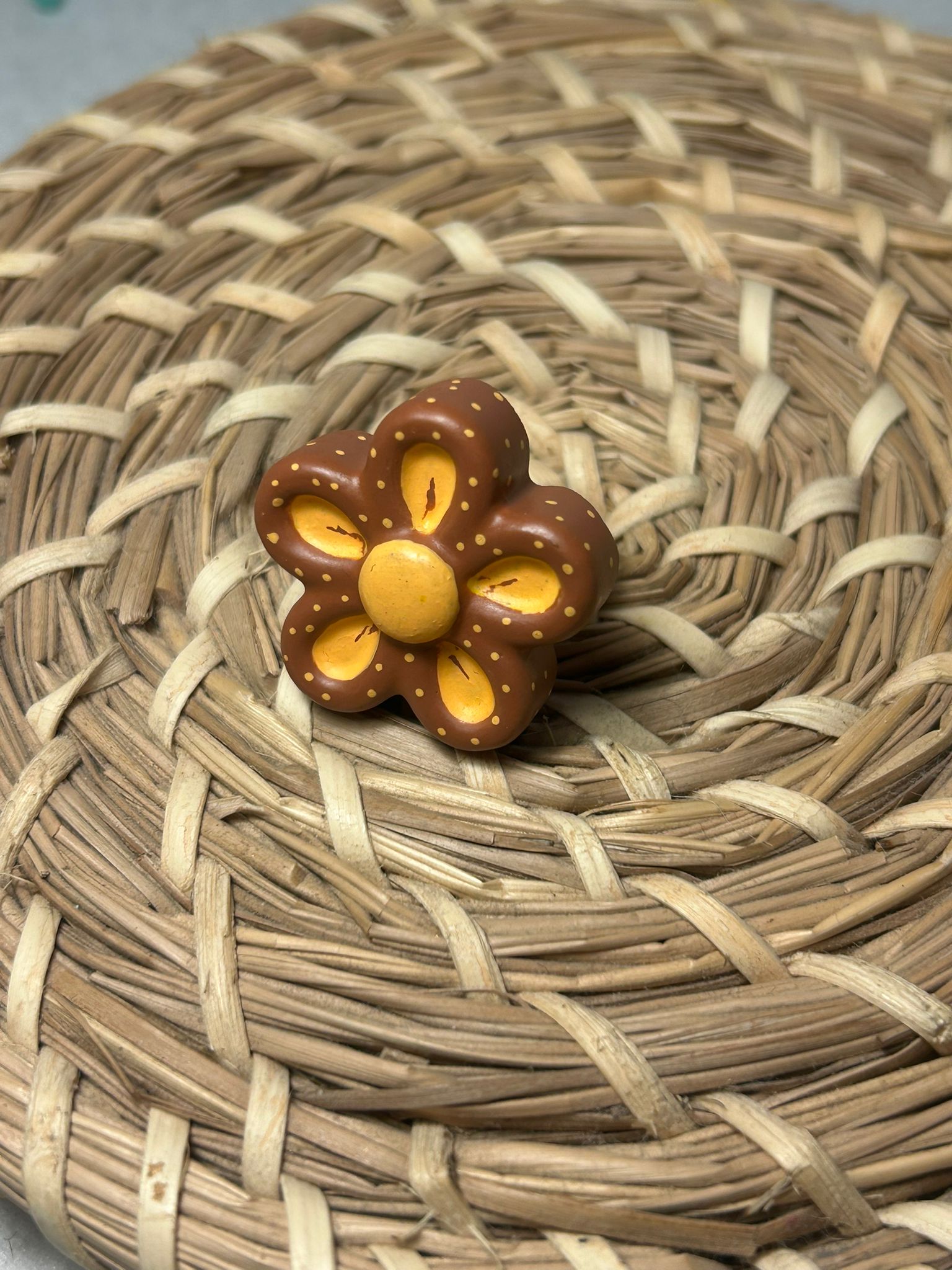 Anillo flor marrón y amarilla