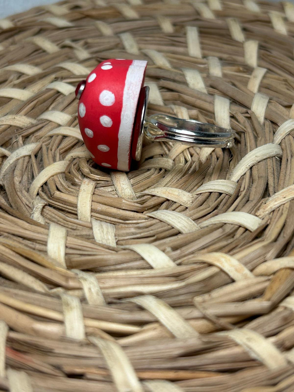 Anillo corazón rojo y topos blancos