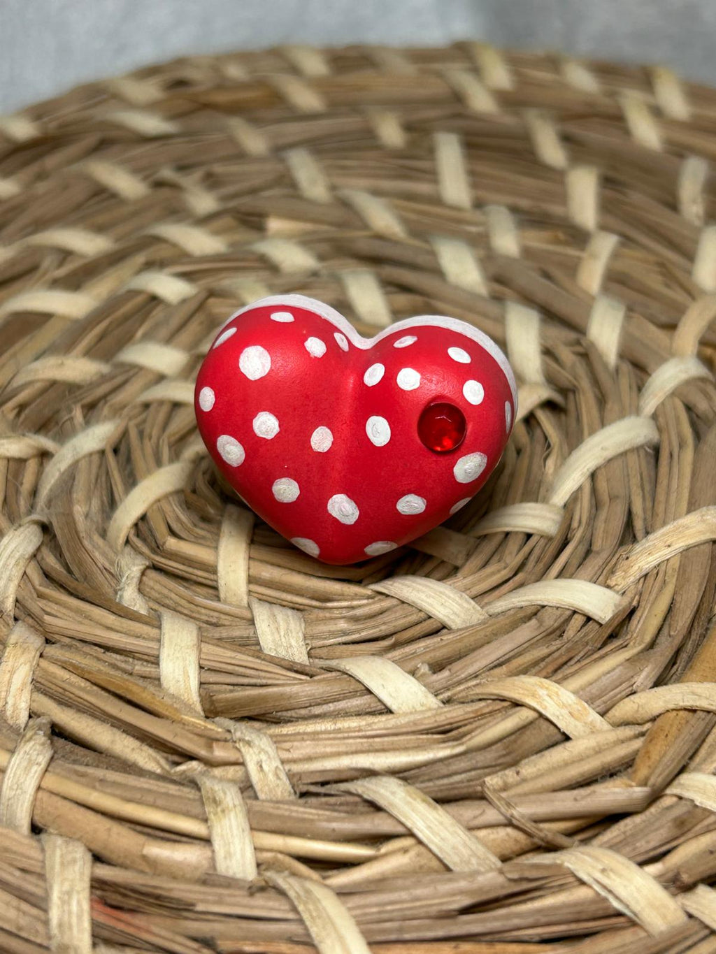 Anillo corazón rojo y topos blancos
