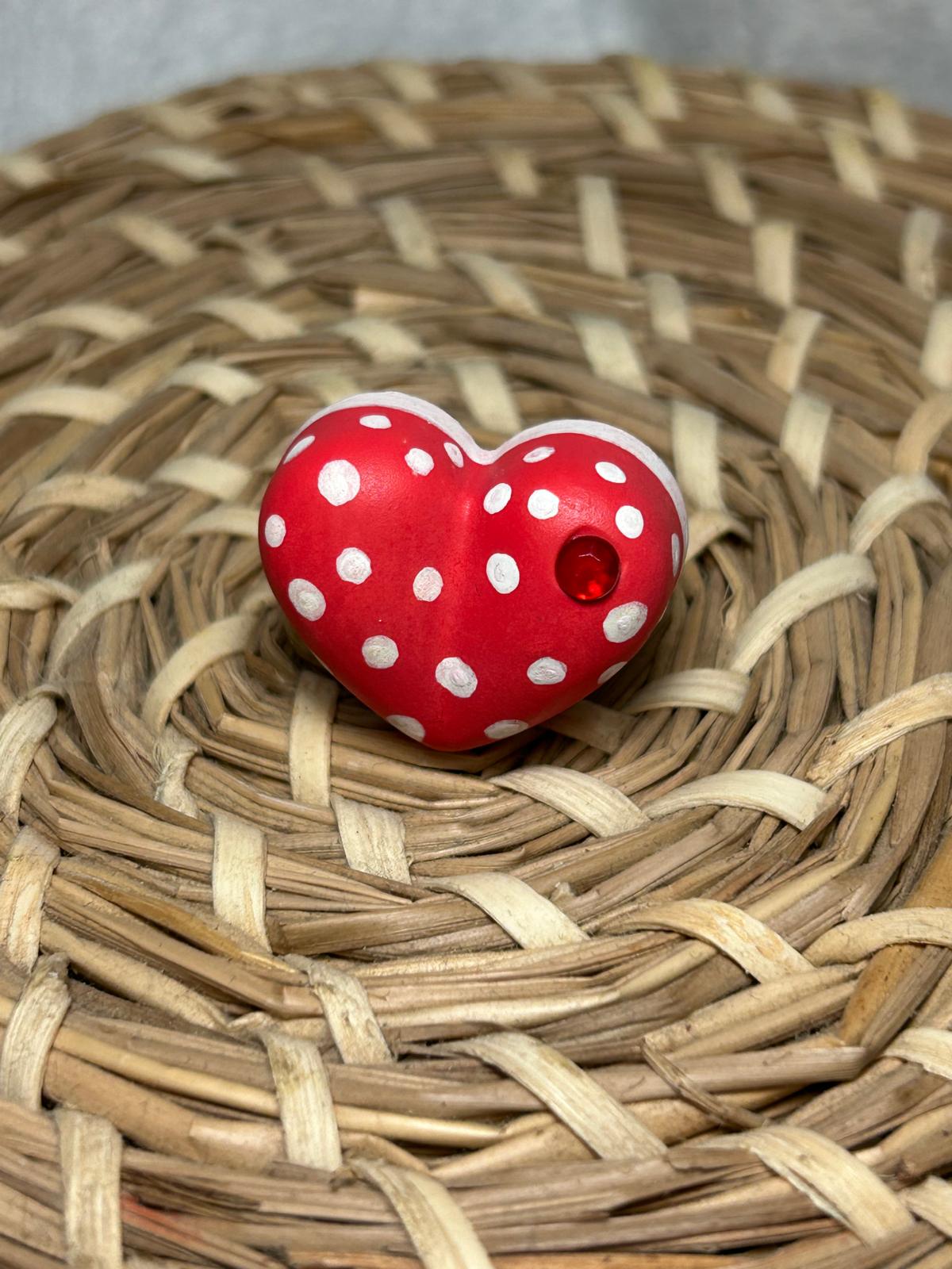 Anillo corazón rojo y topos blancos