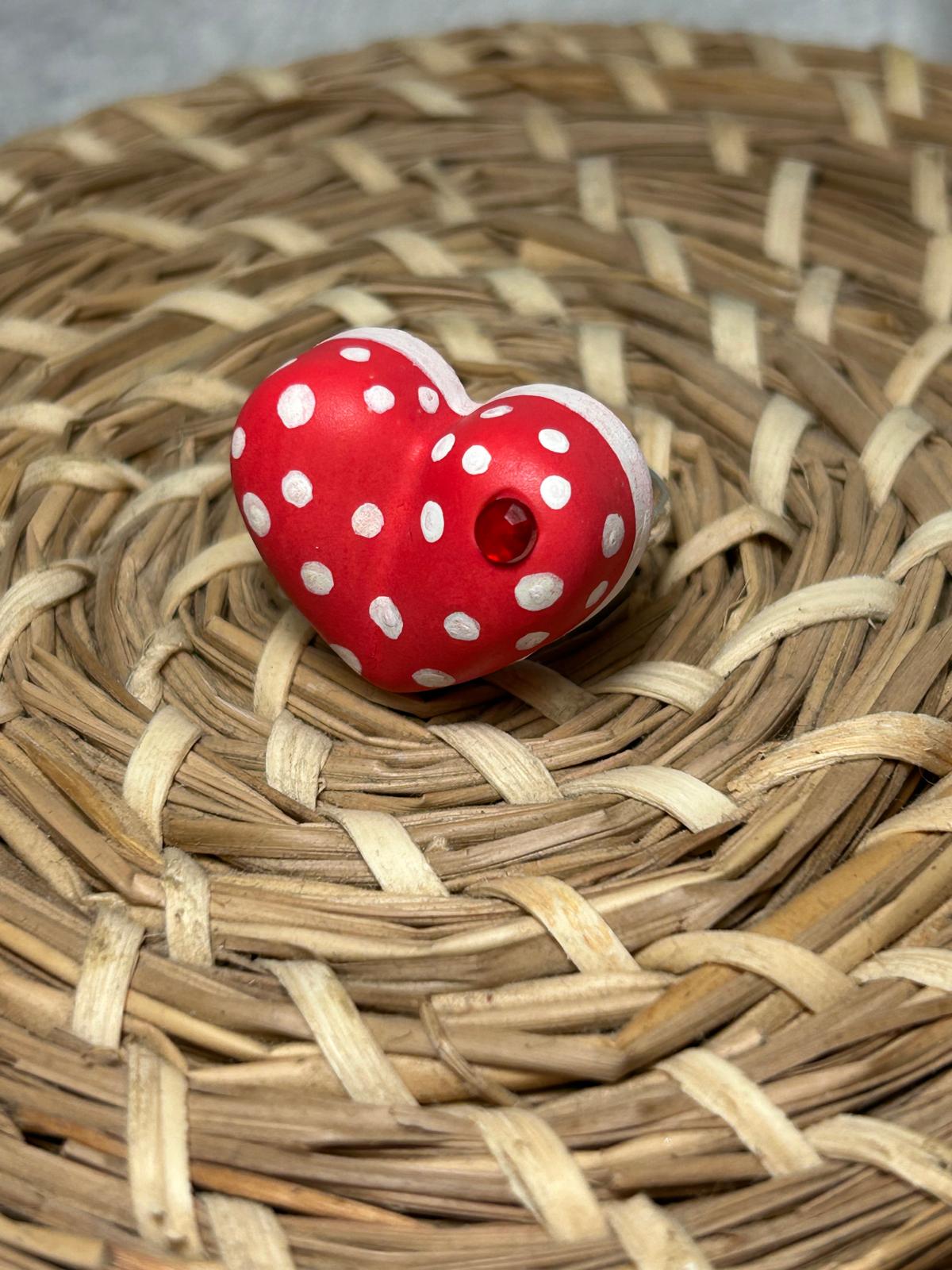 Anillo corazón rojo y topos blancos